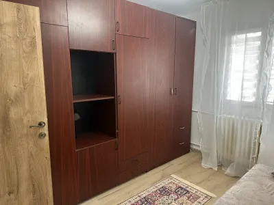 camera cu dulapuri din lemn inchiriere apartament Sector 4 București